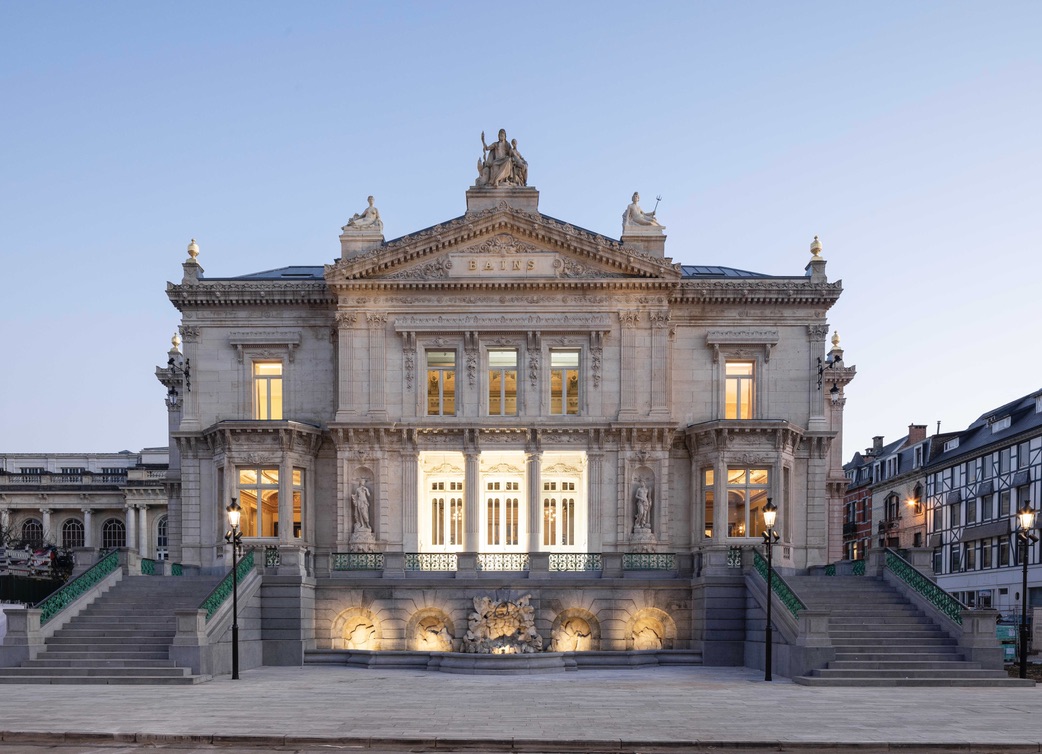 Façade historique restaurée d’un hôtel de prestige à l’architecture classique et monumentale.