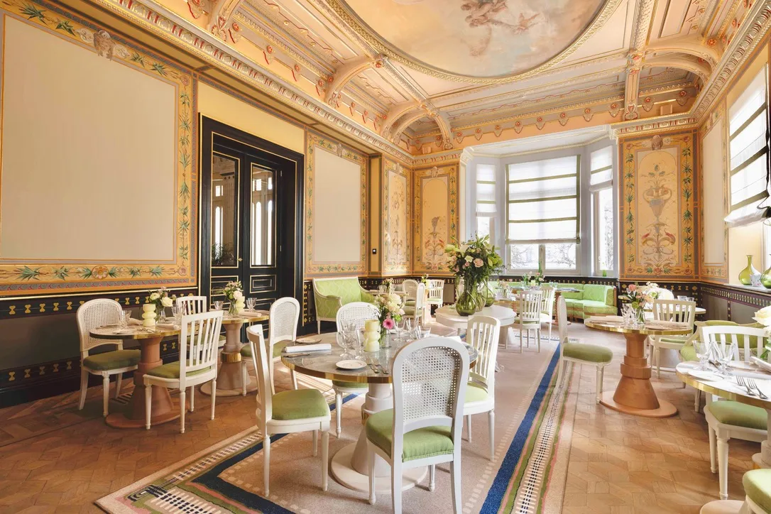 Grande salle de restaurant dans hôtel luxueux avec tapis géométrique