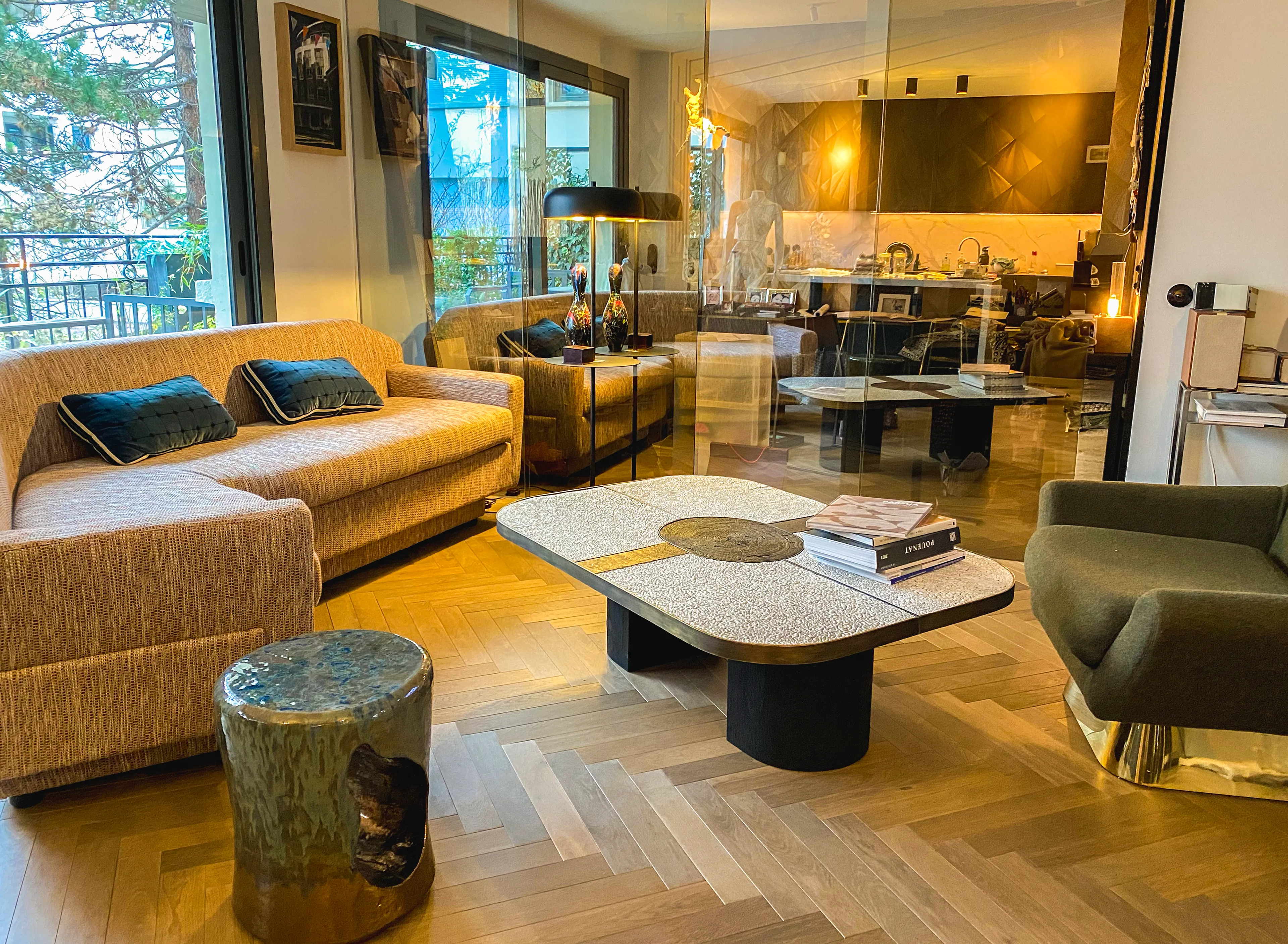 Salon contemporain avec table basse